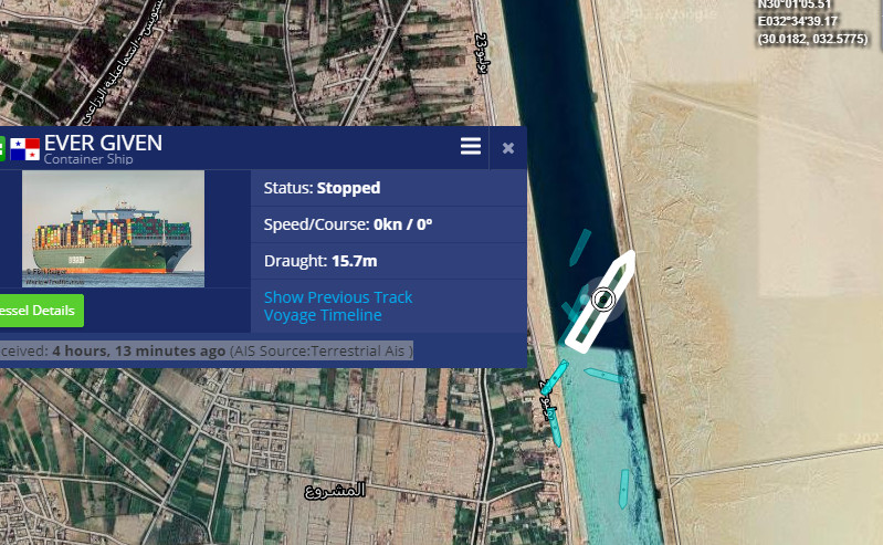 موقع السفينة العالقة في قناة السويس ايفر جرين على الخريطة المباشرة